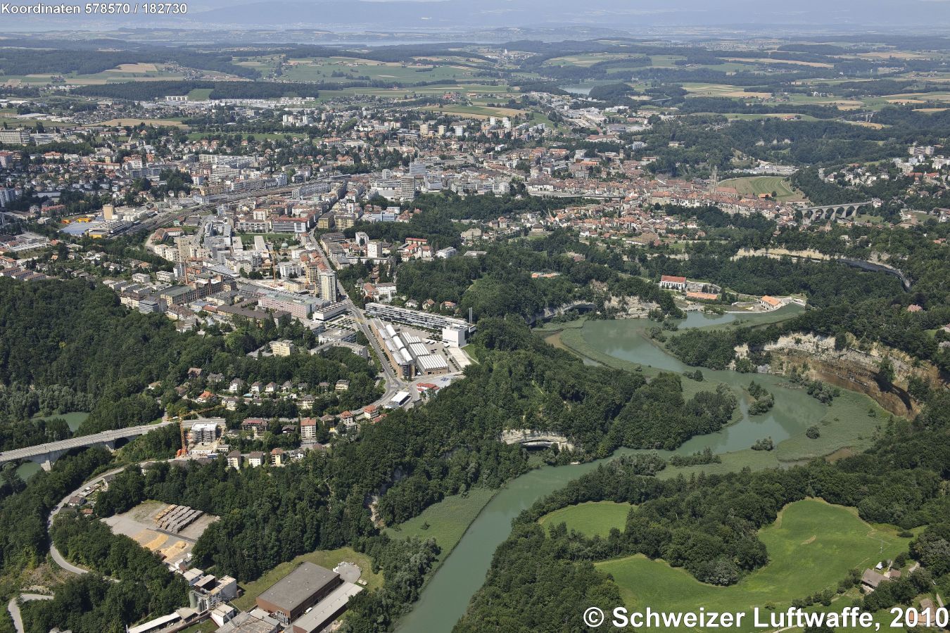 Fribourg, Übersicht. Molasse-Prallhänge der Sarine - Lac de Pérolles (2'579'339.40, 1'182'568.89). Bildmitte links: Villars-sur-Glâne.